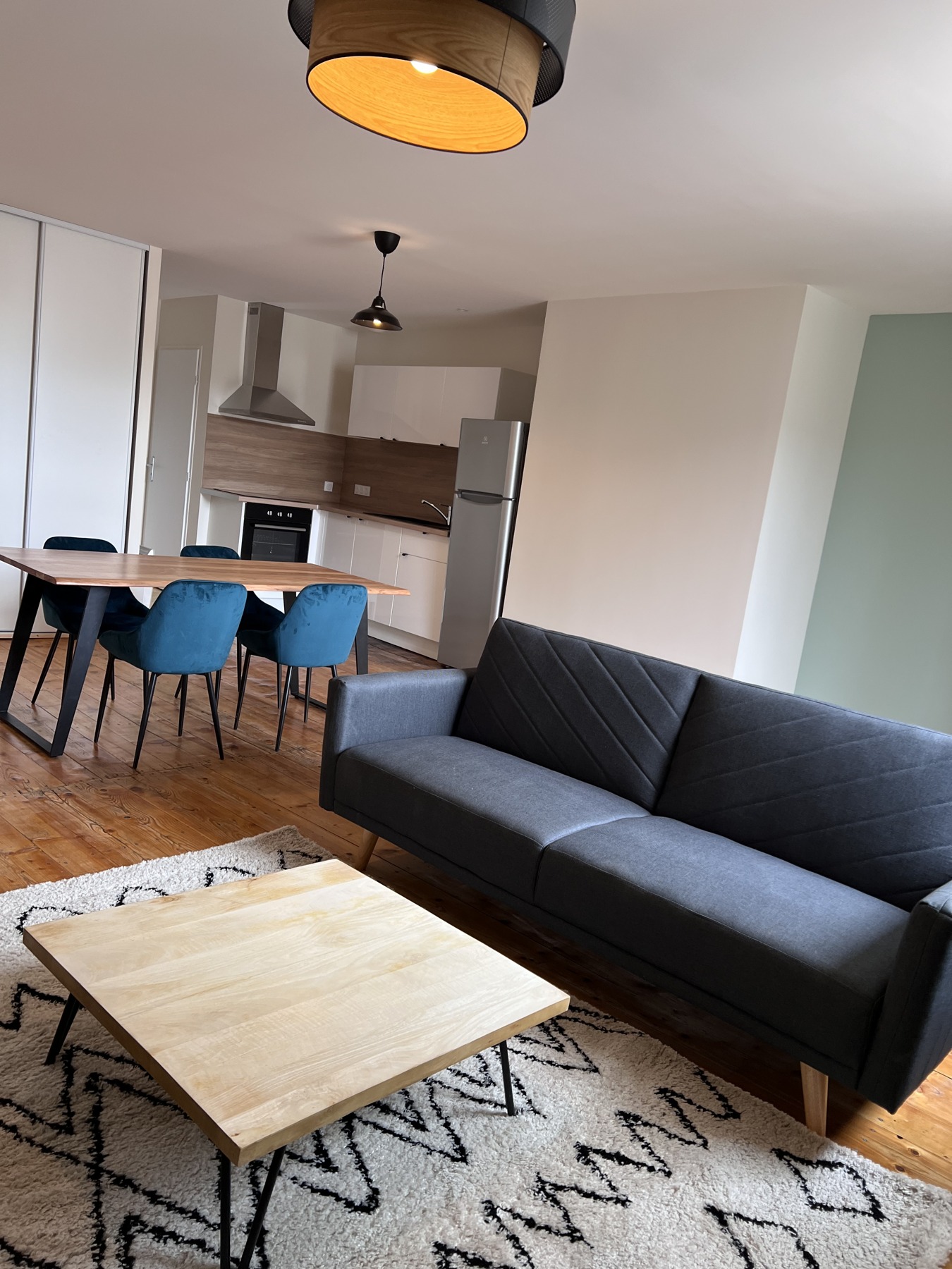 Une pièce de vie aménagée dans le même immeuble après les travaux